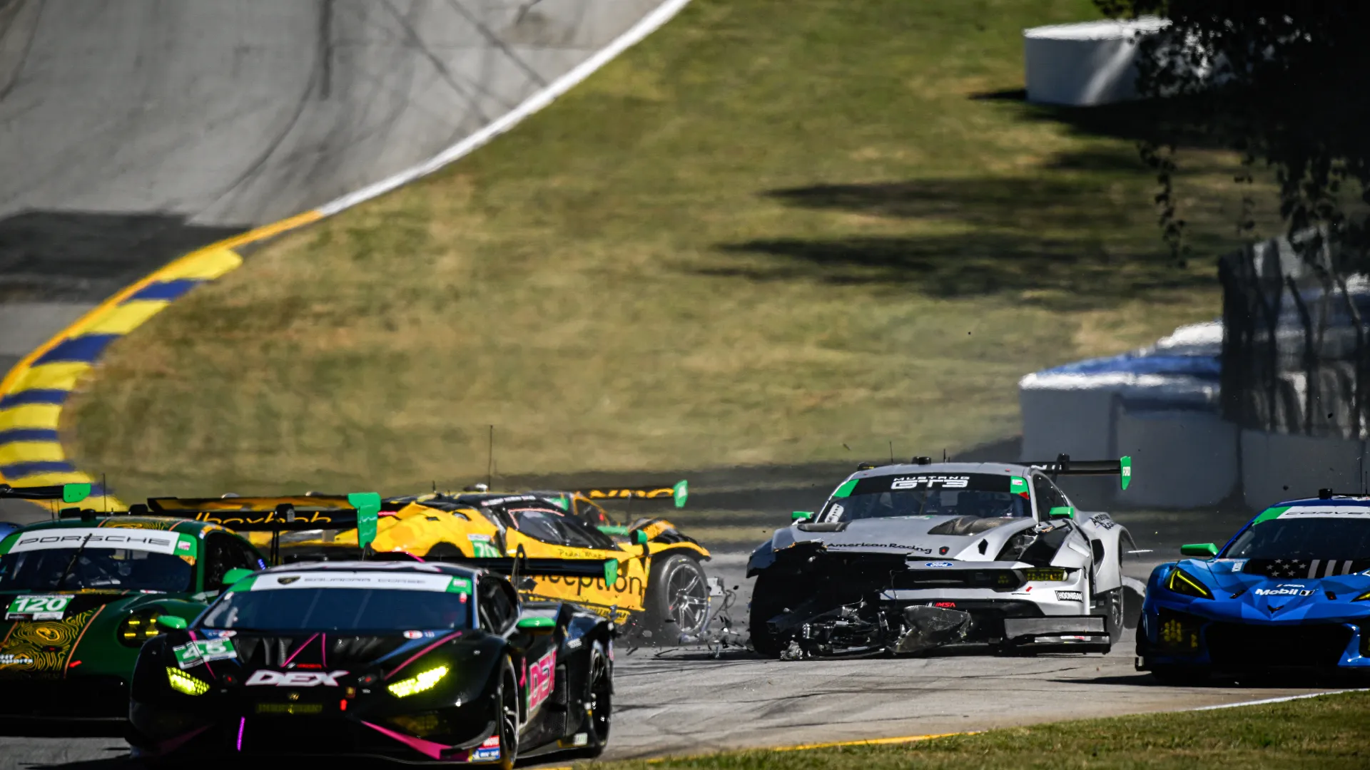 Grande scontro durante la Motul Petit Le Mans 2025
