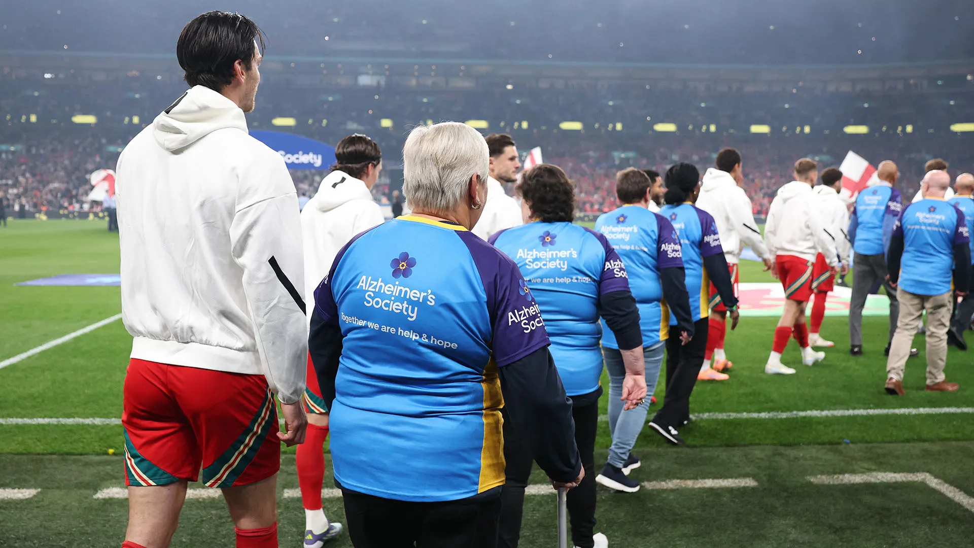 I calciatori delle due squadre sono entrati in campo accompagnati da persone affette da Alzheimer