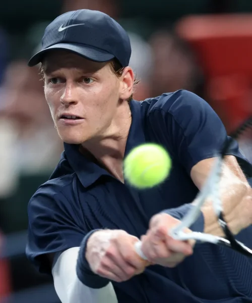Six Kings Slam: Jannik Sinner spazza via Stefanos Tsitsipas e va in semifinale