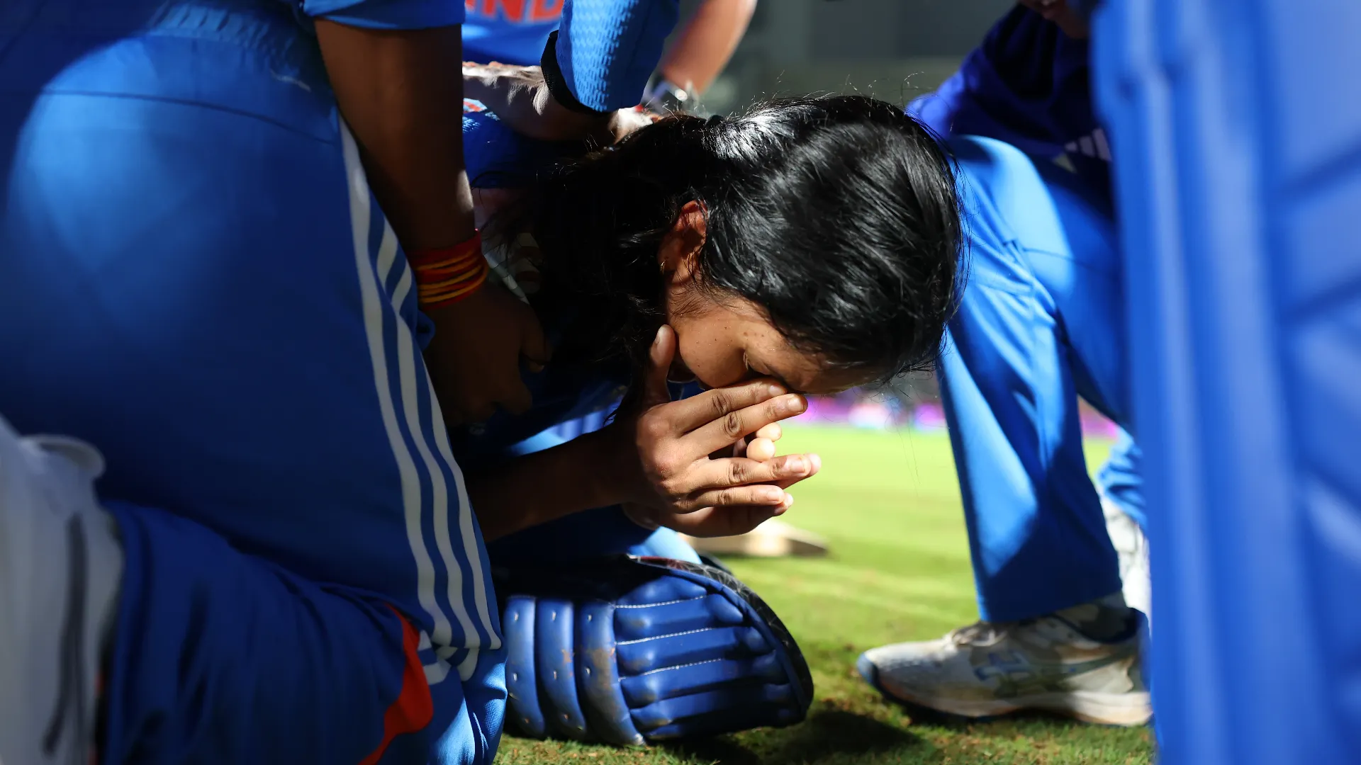 Al termine della semifinale contro l'Australia, l'indiana Jemimah Rodrigues non è riuscita a trattenere le lacrime
