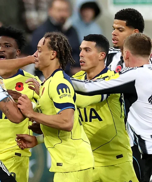 Calpesta l’avversario e scoppia la rissa: immagini