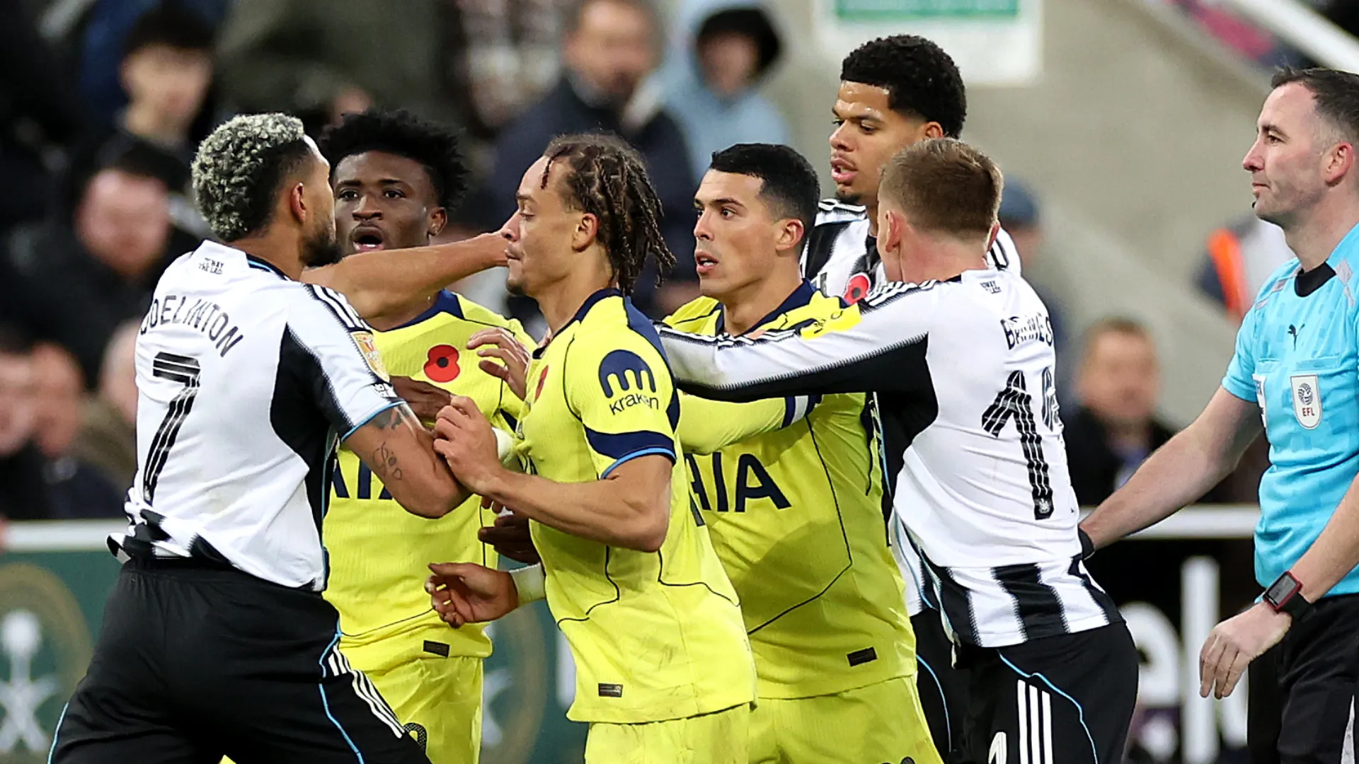 Calpesta l'avversario e scoppia la rissa