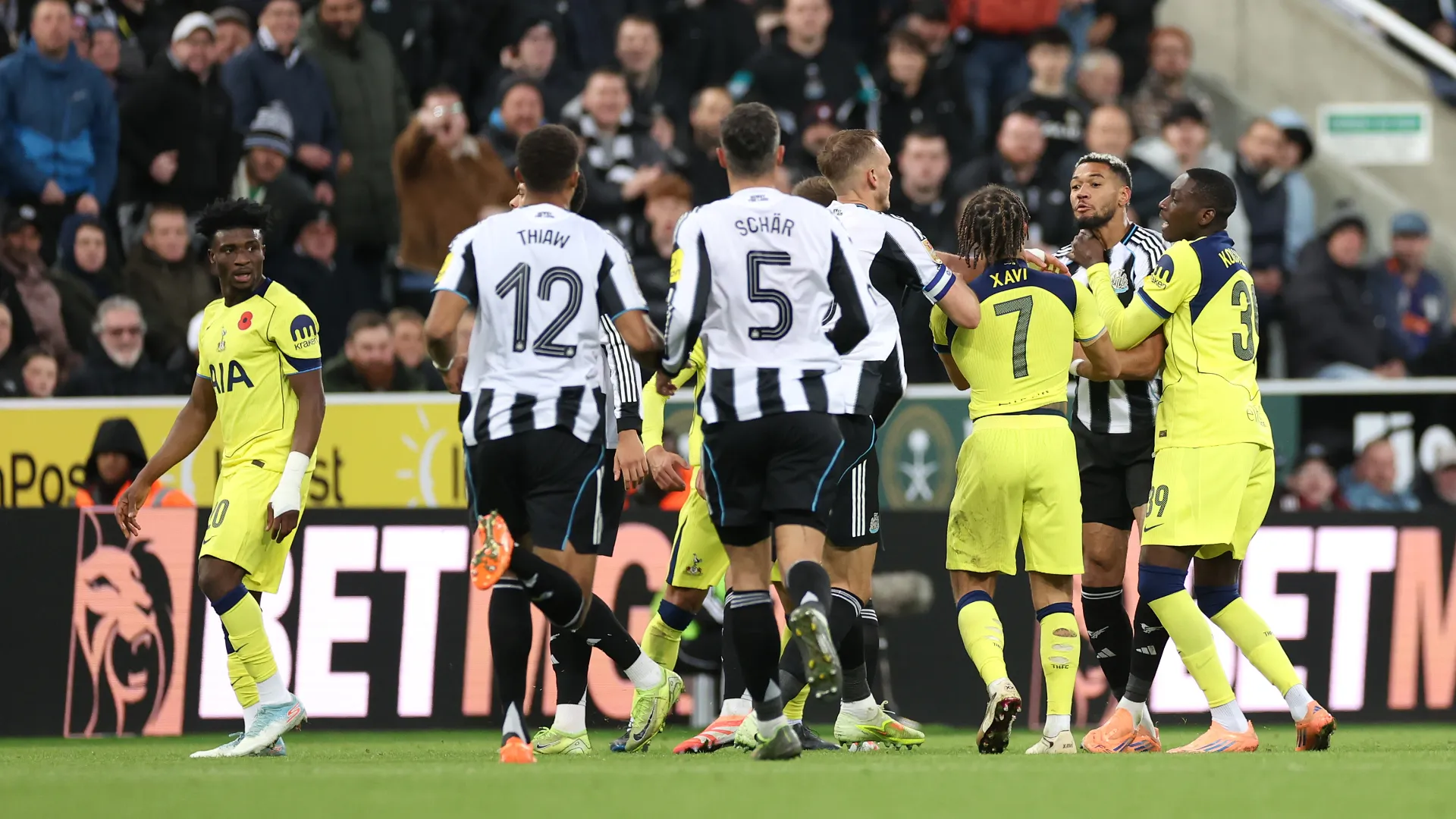 L'arbitro ha faticato a tenere il controllo della situazione...