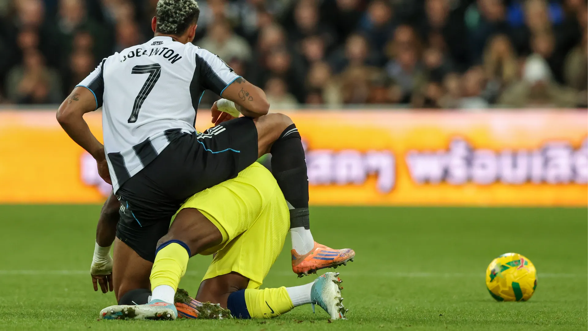 Kudus non ha preso bene questo fallo di Joelinton e pare abbia detto qualcosa al brasiliano