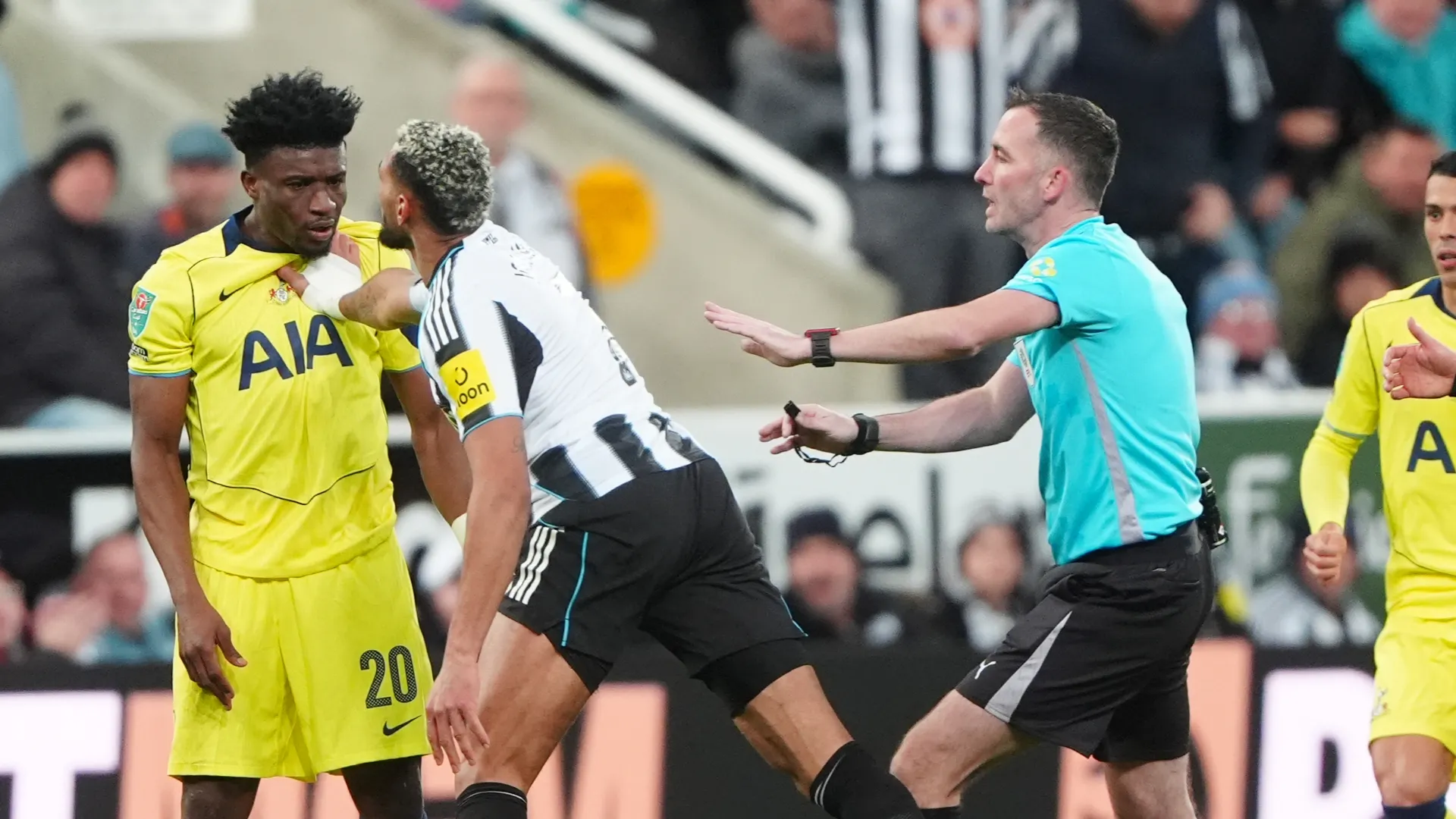 Momenti di grande tensione durante la sfida tra Newcastle e Tottenham