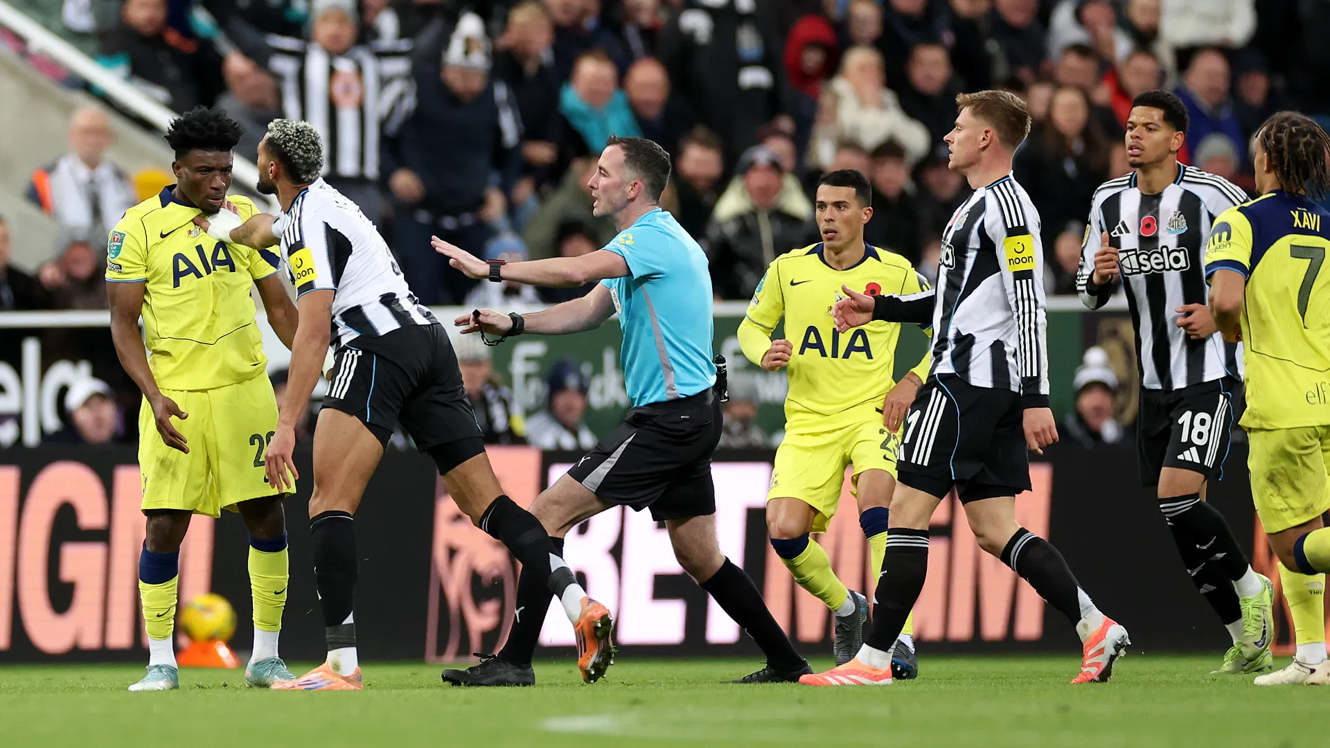 Il calciatore del Newcastle ha aggredito Kudus e la situazione è degenerata