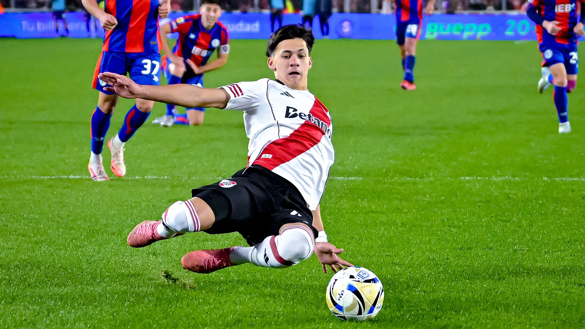 Il campione classe 2008 è cresciuto nel River Plate e da questa estate gioca stabilmente in prima squadra
