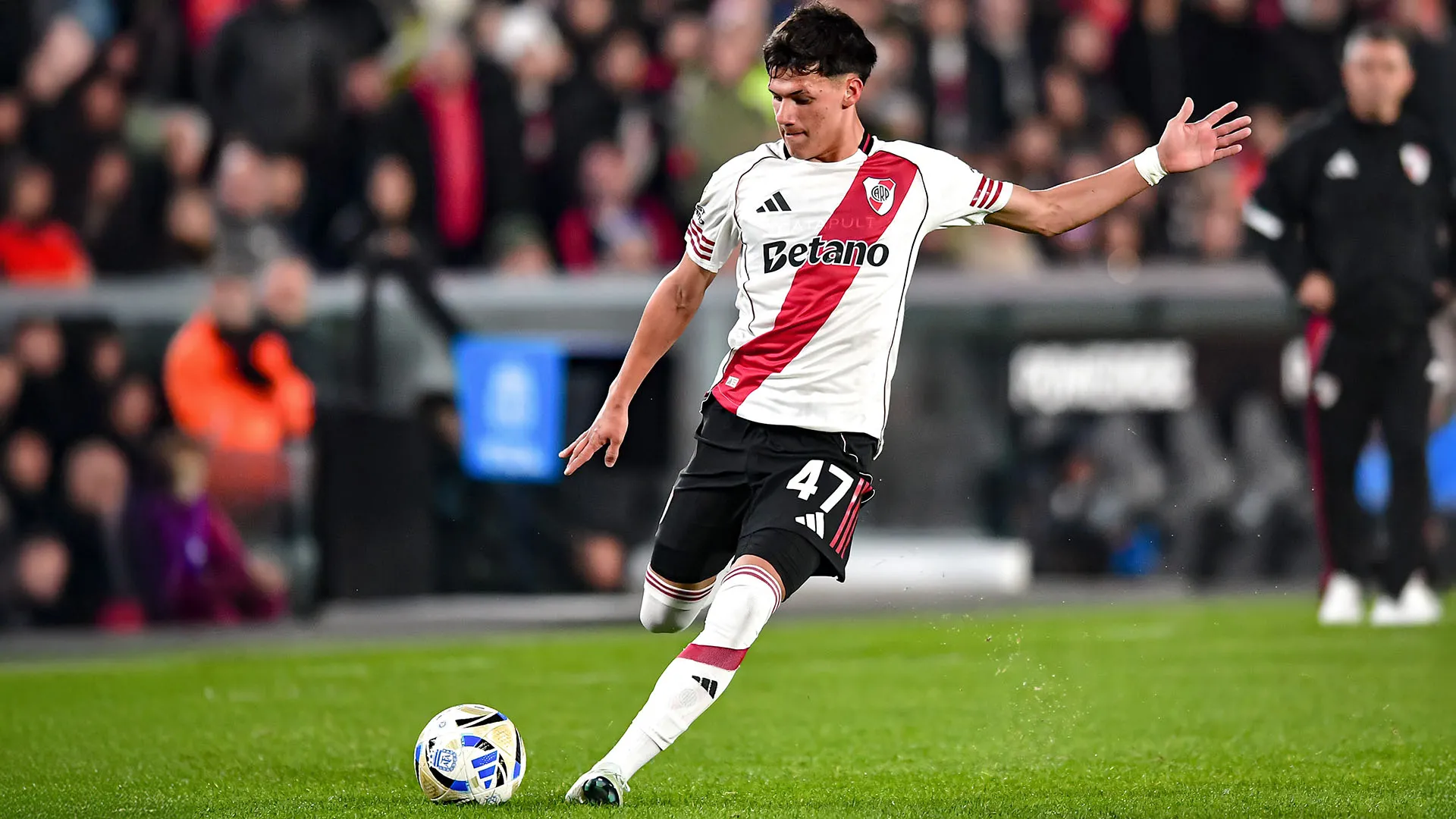 Probabile che i club interessati ad acquistarlo decidano di lasciarlo qualche tempo al River Plate per fargli completare il percorso di crescita
