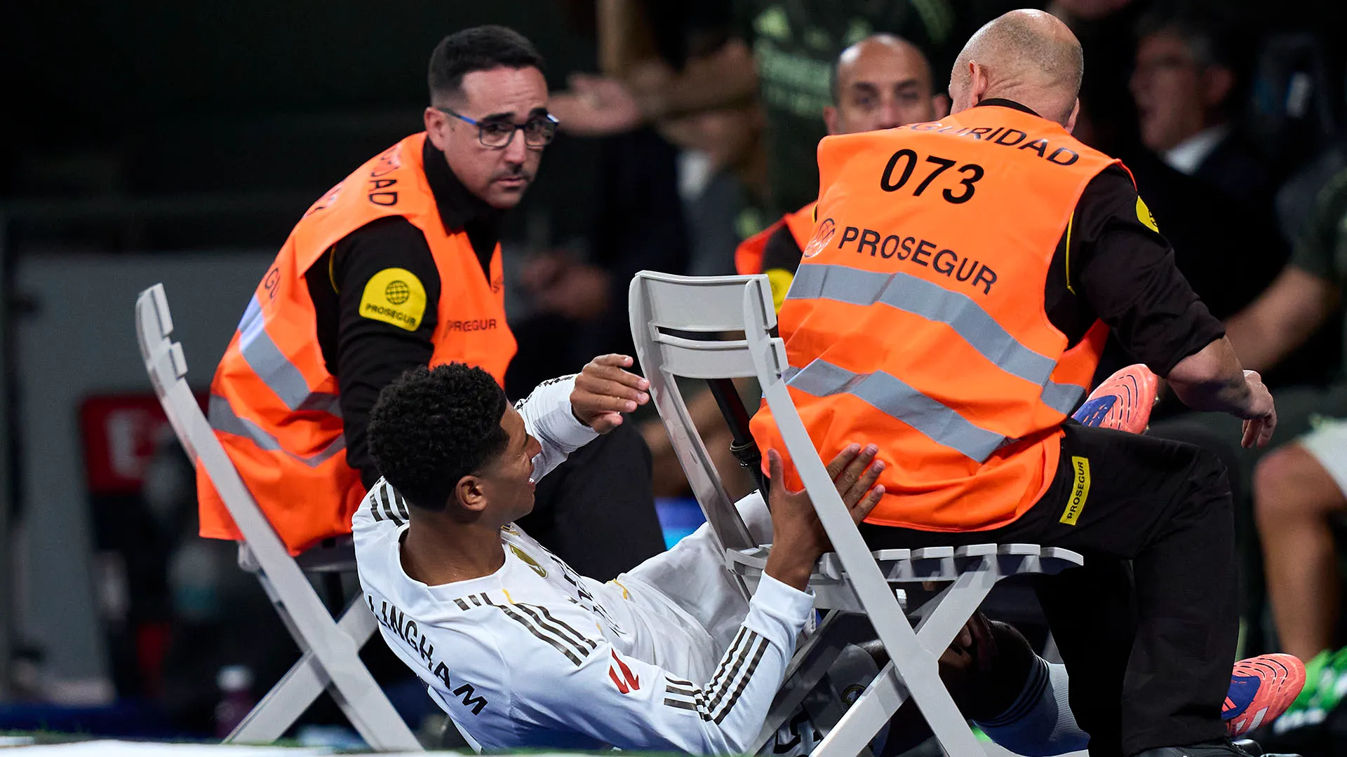 Jude Bellingham è finito contro gli steward che erano seduti appena fuori dal campo