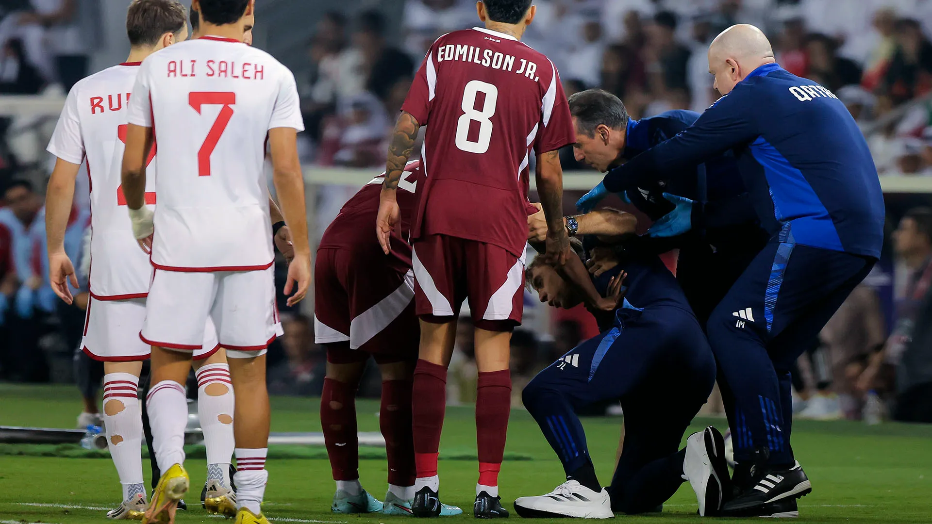 Il ct del Qatar è stato colpito in faccia da un pallone calciato da un suo giocatore