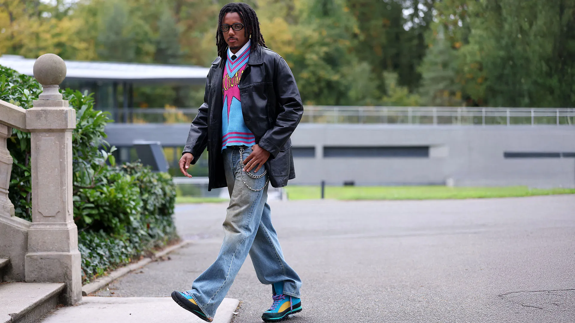 Nuova sfilata di moda al ritiro di Clairefontaine con tutti i membri della nazionale francese, alcuni elegantissimi, altri meno