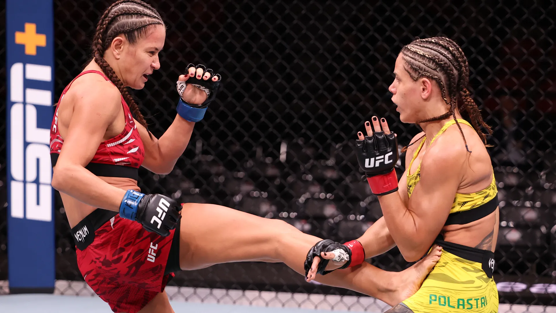 Julia Polastri e Karolina Kowalkiewicz si sono sfidate nella divisione strawweight (115 libbre)
