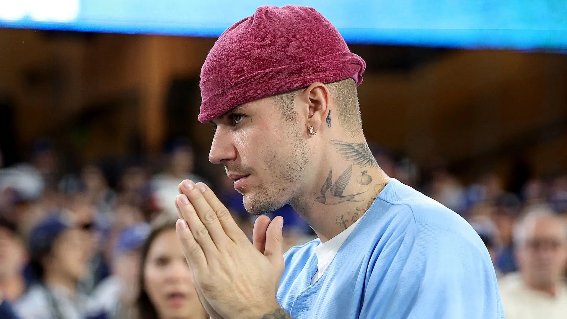 Il cantante è stato paparazzato per tutta la durata del match