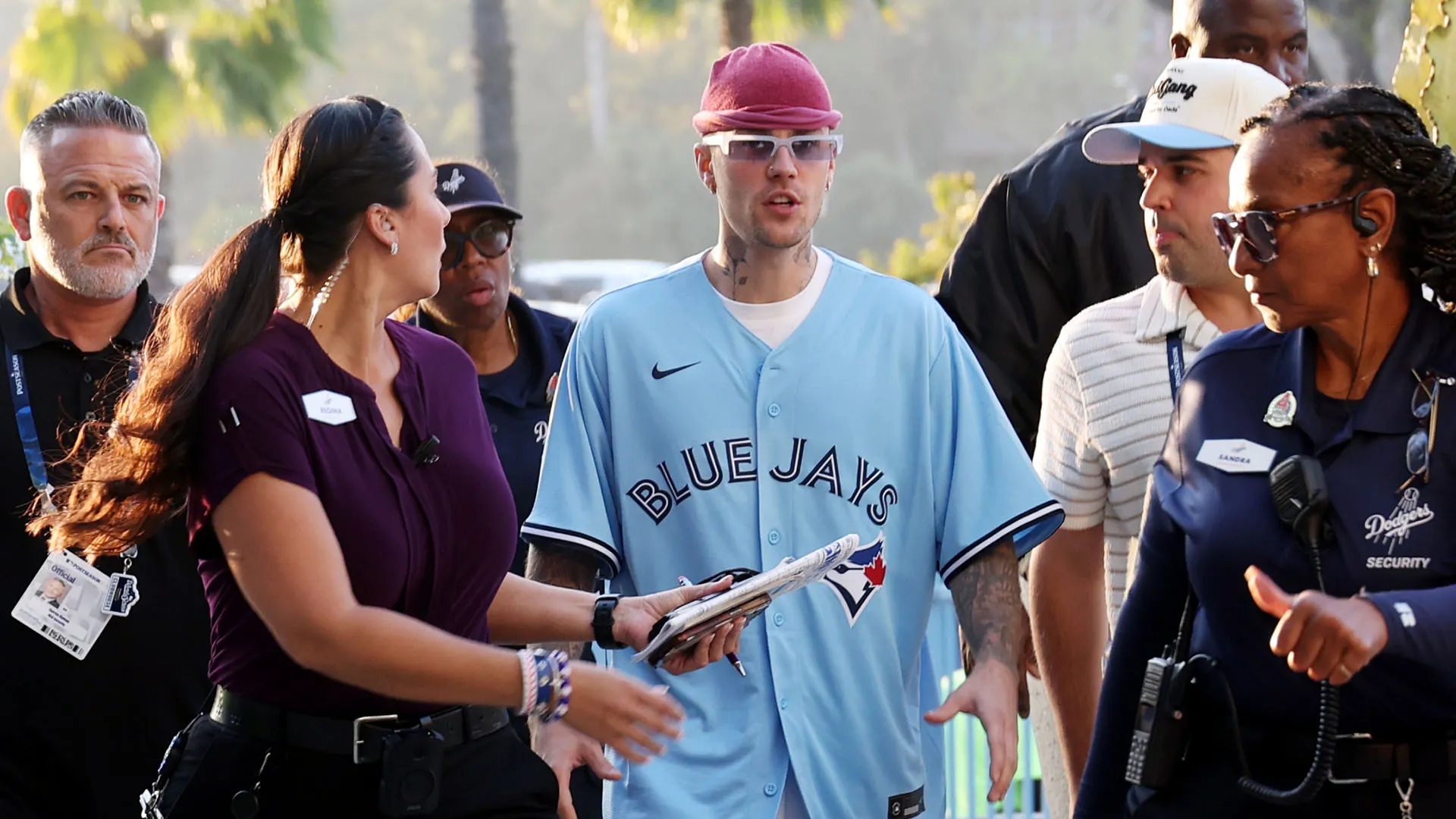 Il cantante è stato scortato dallo staff dello stadio fino al suo posto