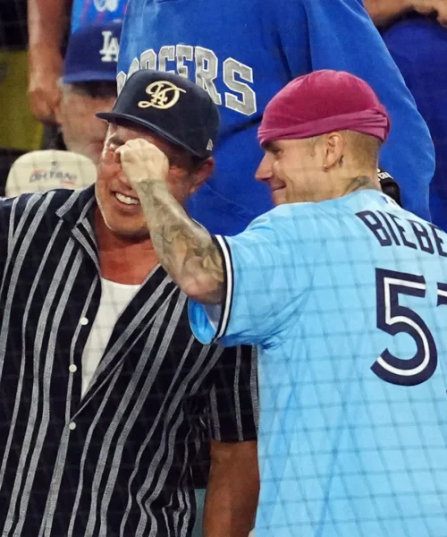 Delirio sugli spalti: lunga coda per un selfie con la pop star. Foto