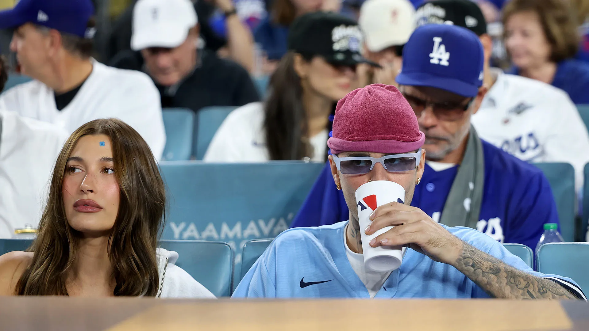 Delirio sugli spalti: lunga coda per un selfie con la pop star