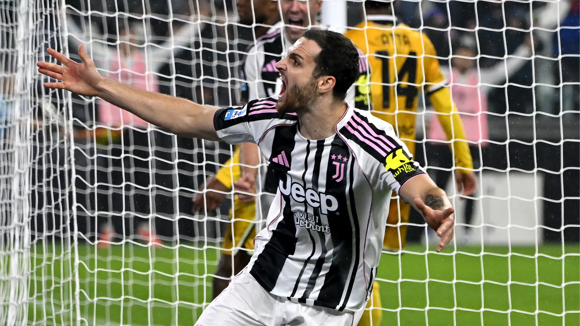 ... sua la capocciata del 2-1 per i bianconeri di casa