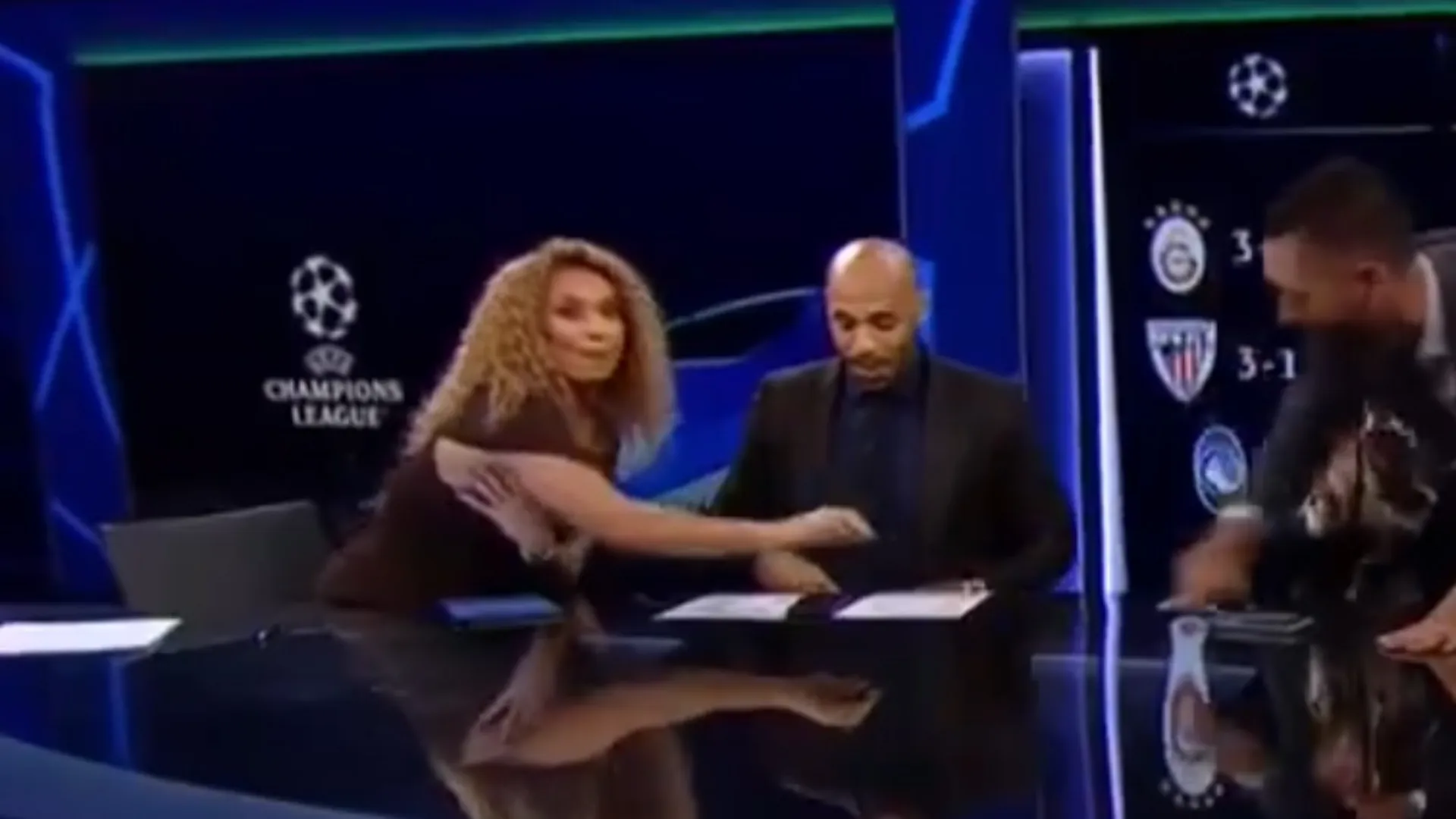 La conduttrice si è coperta rapidamente con una mano, ridendo: "Mi sono appena rotta la maglietta!"