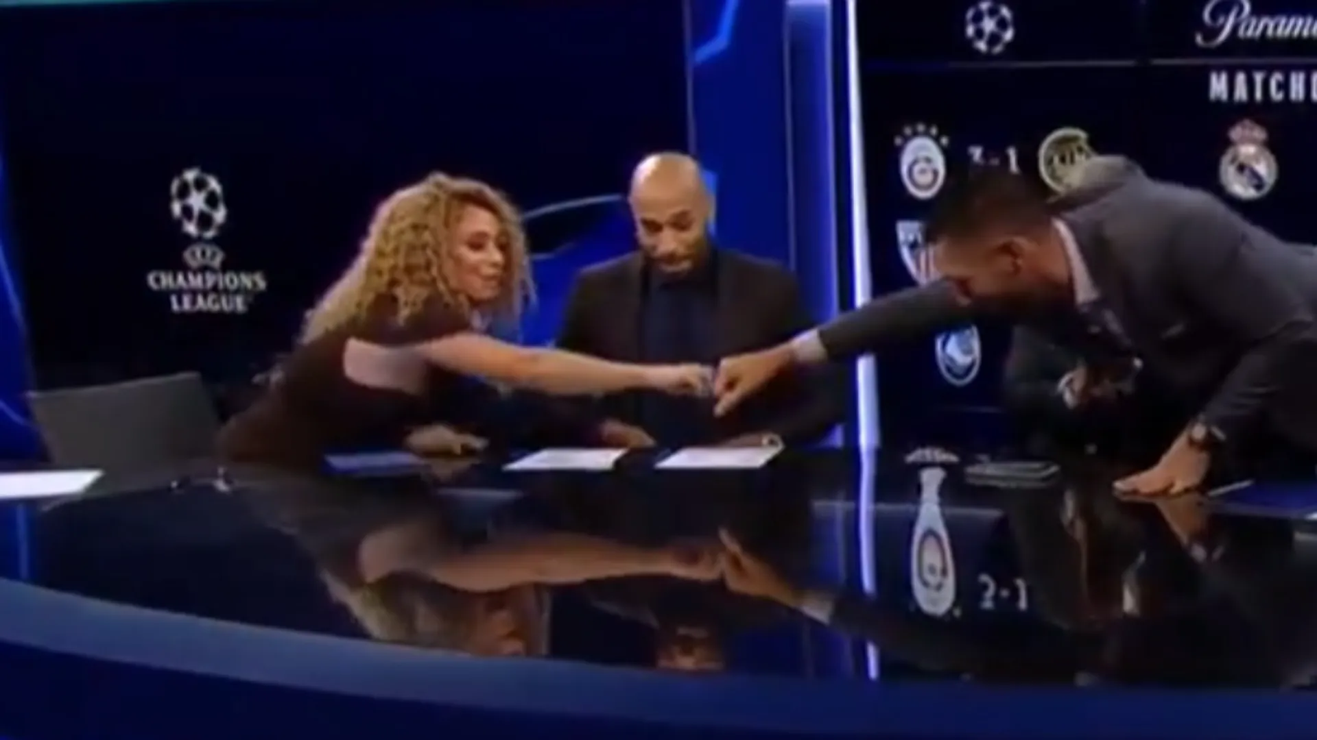 Kate Scott si è allungata sul tavolo per stringere la mano all'opinionista Clint Dempsey: nel farlo, si è strappato un lembo del suo vestito
