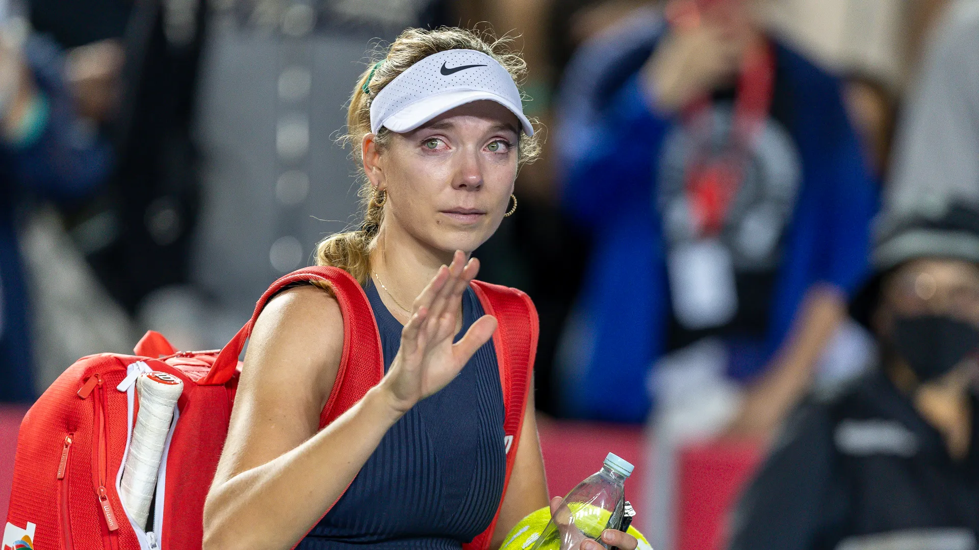 La tennista britannica è sembrata molto abbattuta mentre lasciava il campo