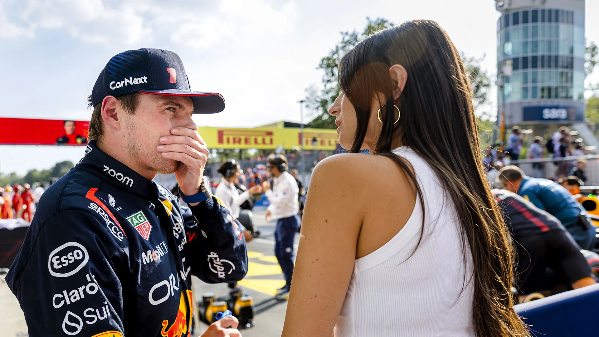 Kelly ha due figlie: Penelope, nata dalla sua precedente relazione con Daniil Kvyat, e Lily, la sua prima figlia con Max