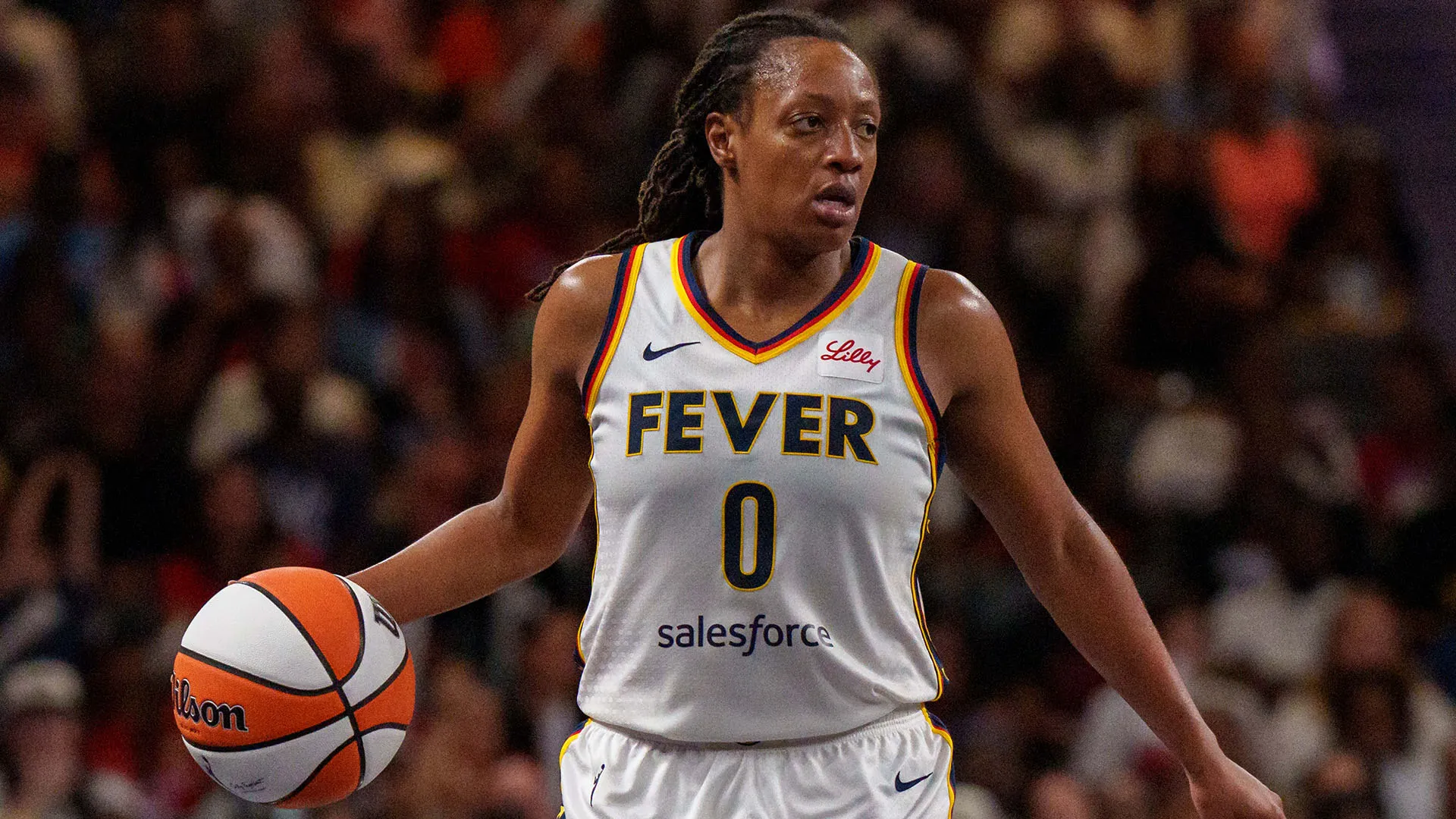 Veste la canotta delle Indiana Fever dal 2018