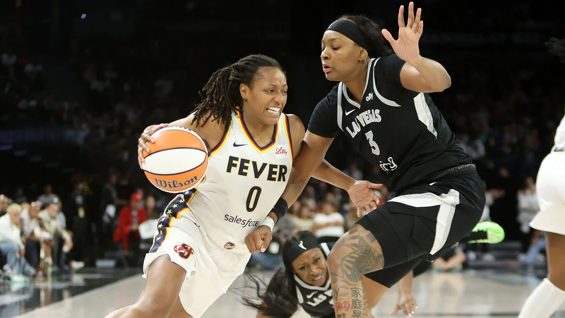 Disavventura per Kelsey Mitchell durante  la sfida tra Indiana Fever e Las Vegas Aces
