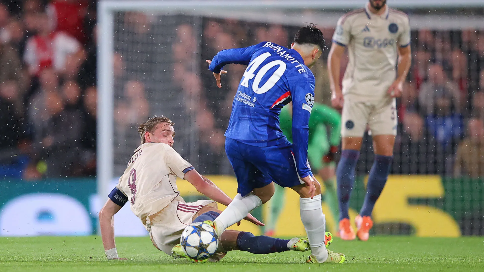 Kenneth Taylor è stato cacciato al minuto 17 della sfida di Champions League tra Chelsea e Ajax
