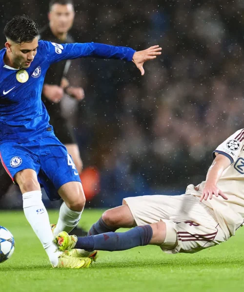Il campione perde la testa: fallo pericolosissimo ed espulsione diretta. Foto