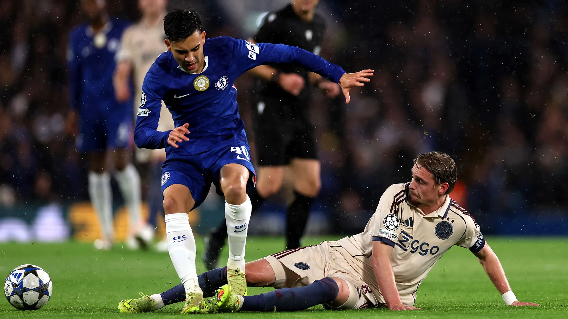 Kenneth Taylor ha lasciato l'Ajax in inferiorità numerica al minuto 17