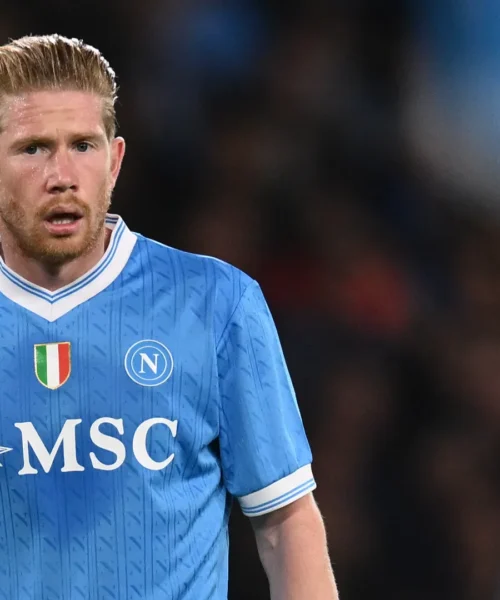 Si fa male mentre calcia il rigore, Kevin De Bruyne lascia Napoli-Inter