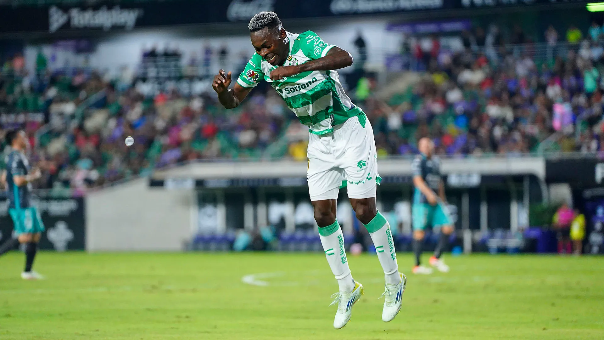 ...il numero 20 del Santos Laguna ha fatto una capriola aerea