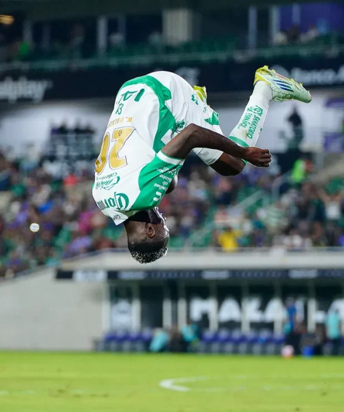 Pericolosa esultanza dopo il gol: le foto di Kevin Palacios