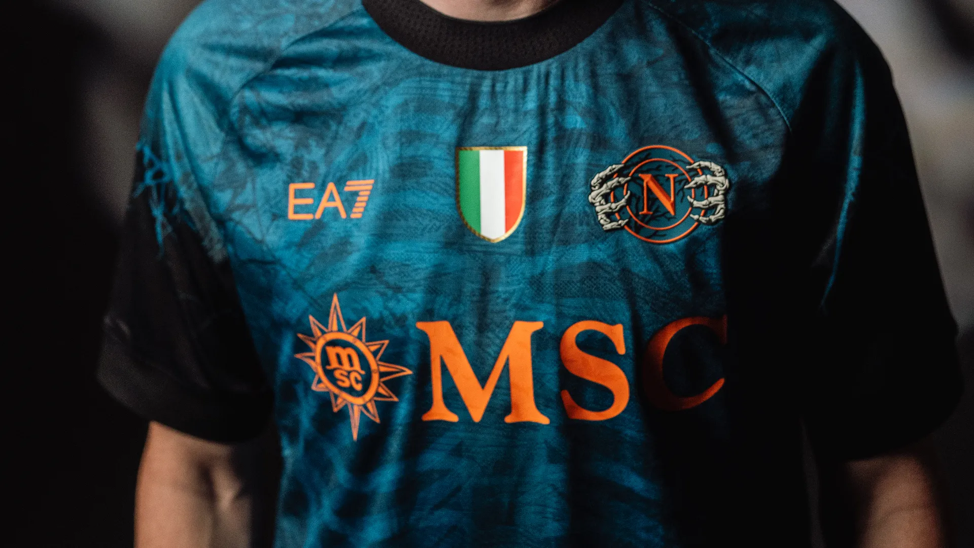 La maglia vuole essere un omaggio alla pietas popolare 