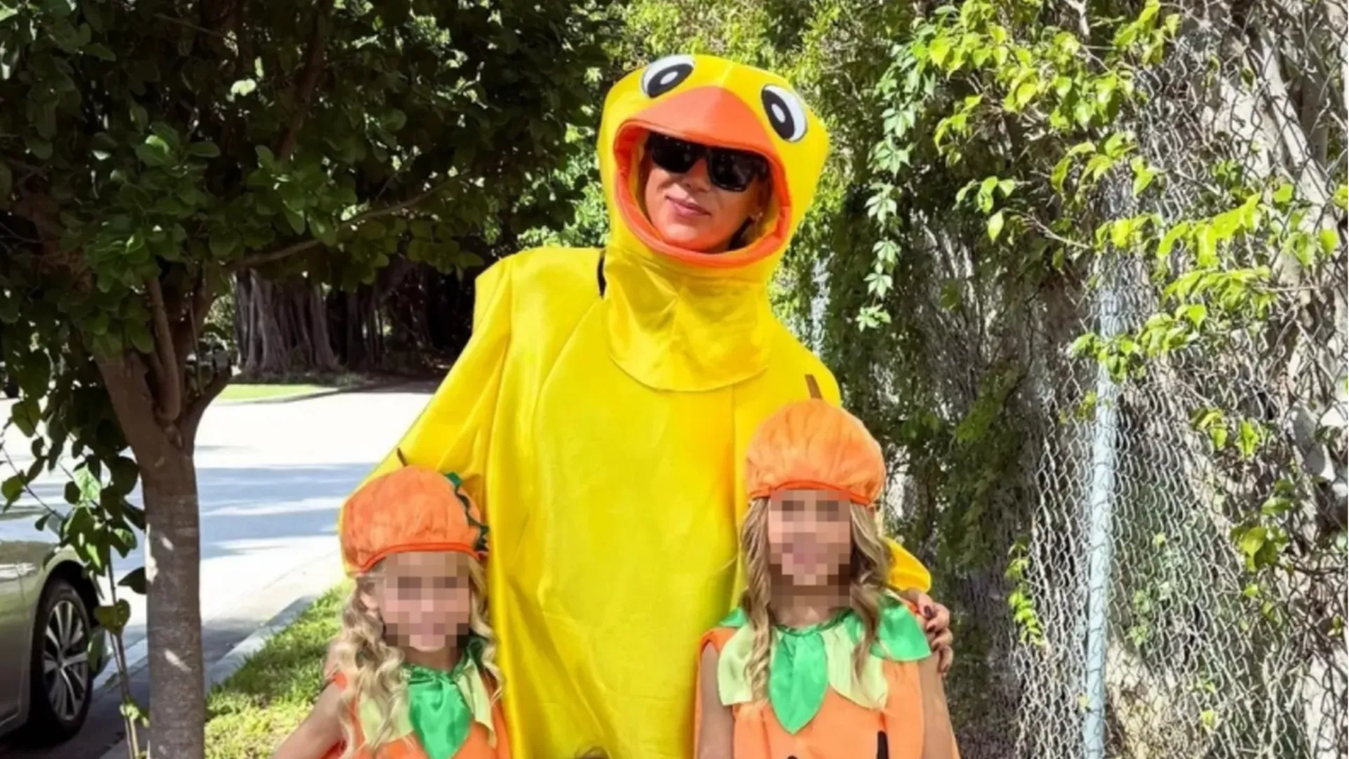 Nell'immagine è ritratta insieme alle sue figlie vestita da pollo,  per la festa di Halloween