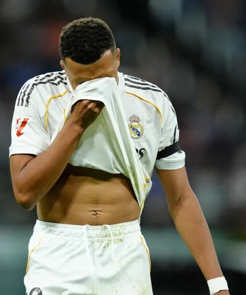 Real Madrid, Kylian Mbappé dà spettacolo ma poi si fa male