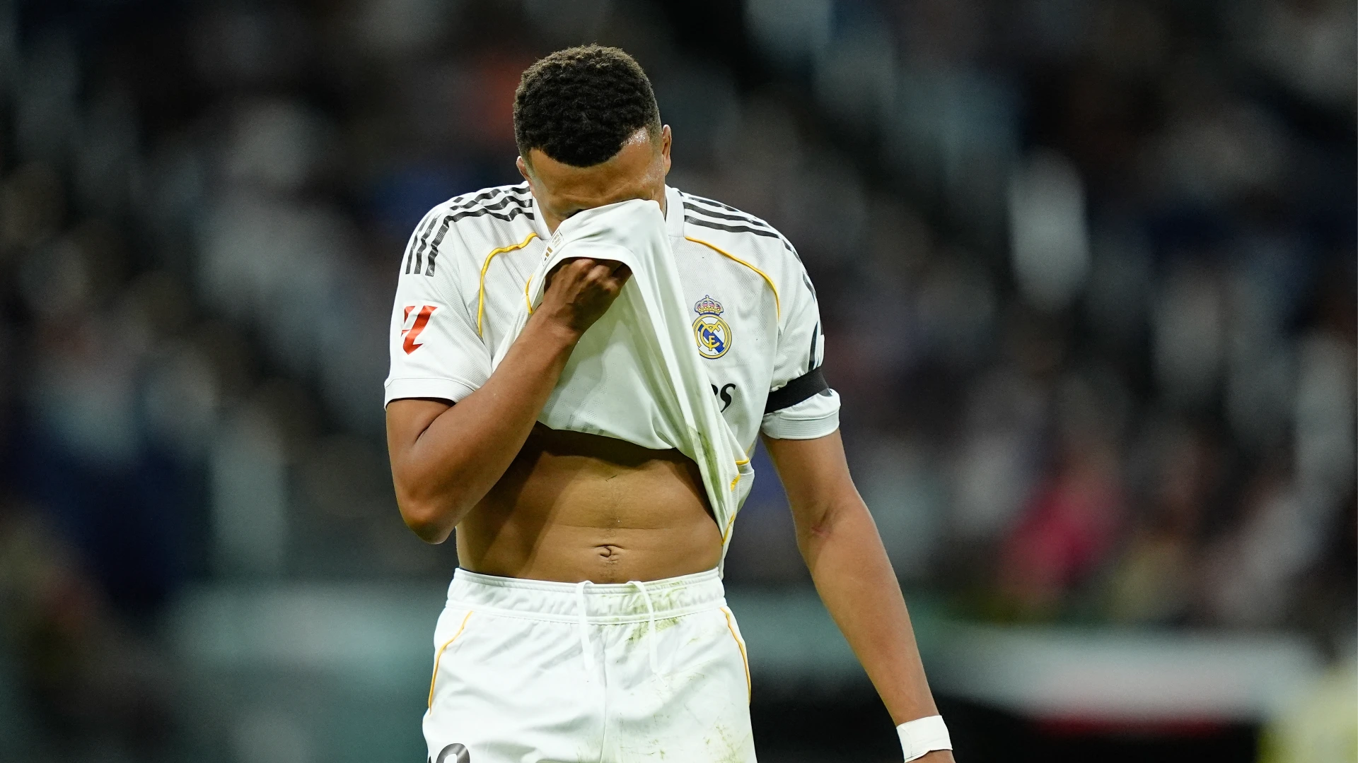 Real Madrid, Kylian Mbappé dà spettacolo ma poi si fa male