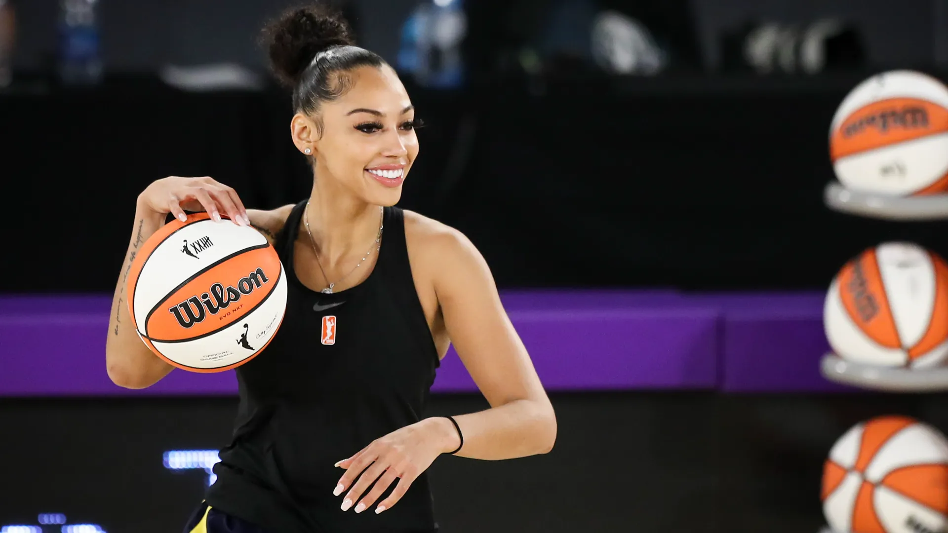 L'ex giocatrice di Chicago Sky, Kysre Gondrezick, è diventata supermodella