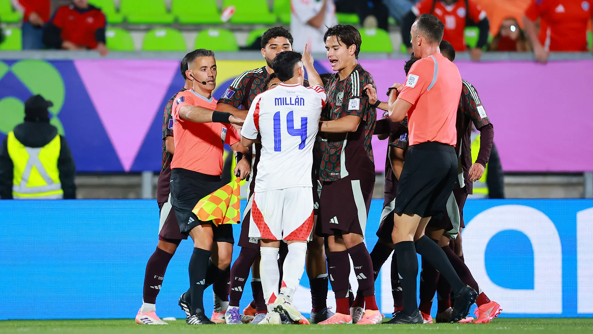 Gli animi si sono scaldati ed è dovuto intervenire l'arbitro per riportare la pace