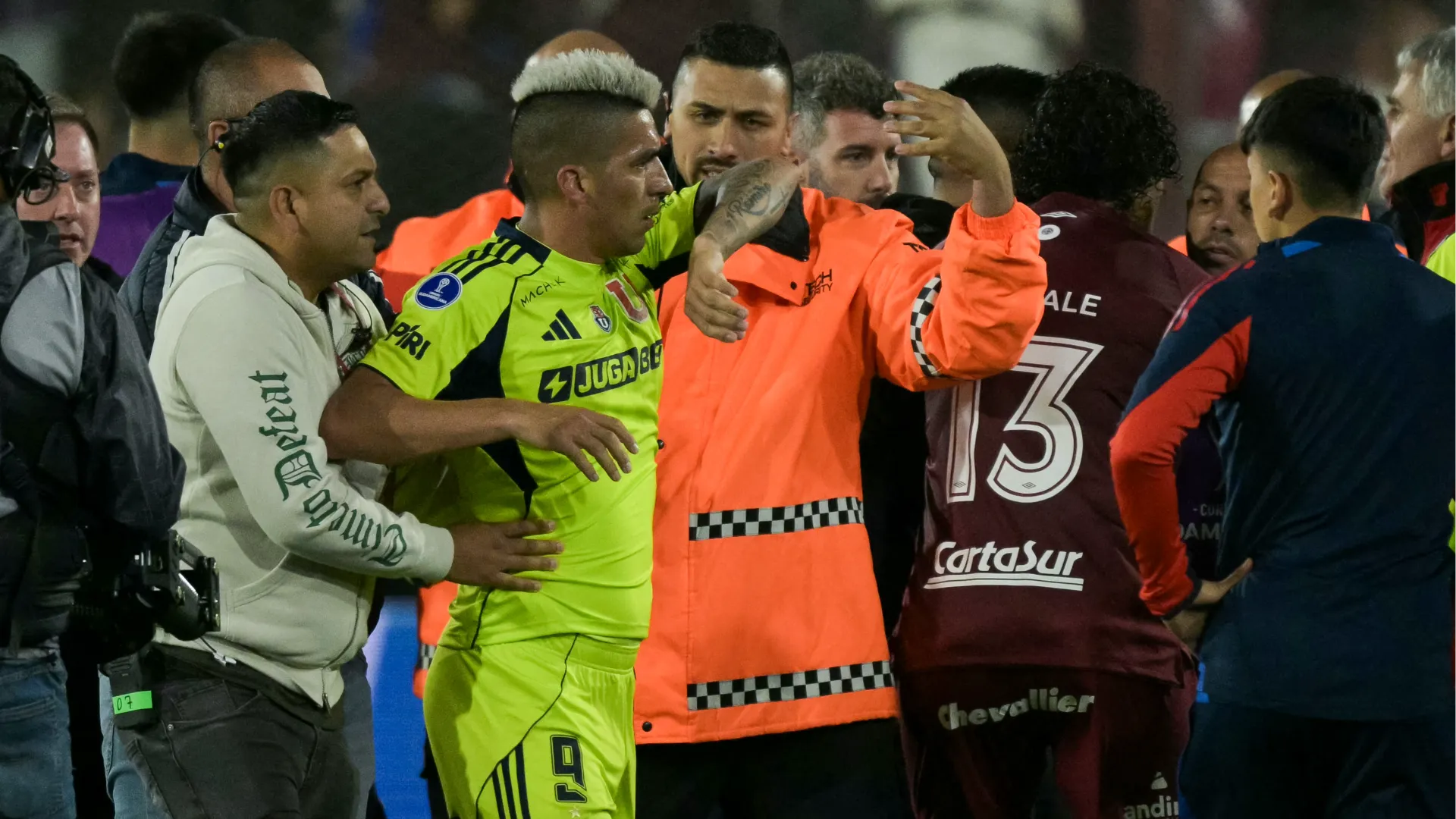 Anche la sicurezza dello stadio è dovuta intervenire per placare gli animi dei calciatori