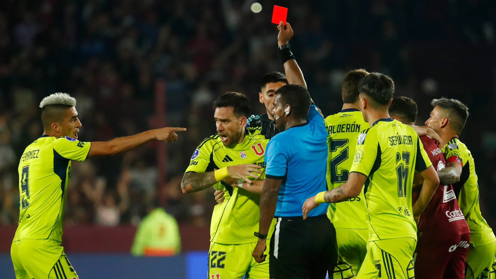 L'arbitro ha sventolato molti cartellini nel tentativo di riportare l'ordine in campo...