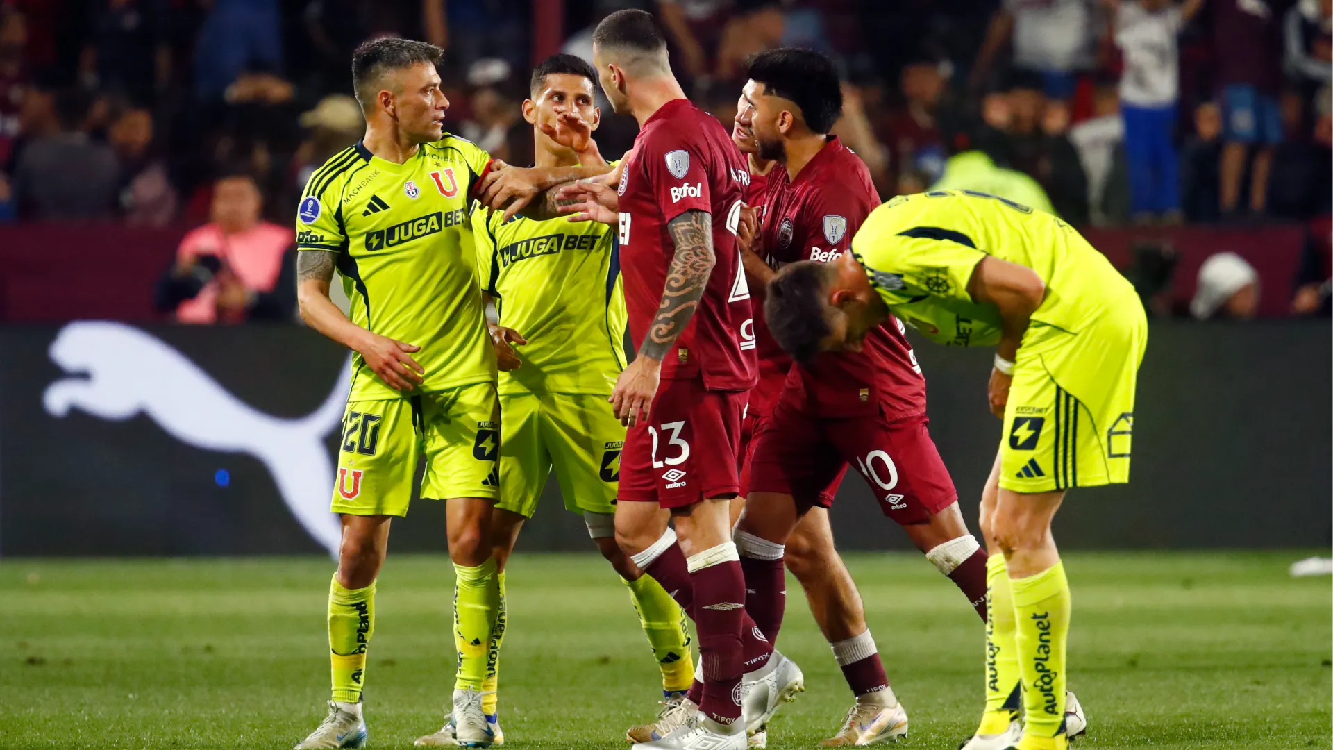 La situazione è degenerata: qualcuno si è spintonato e sono volate parole poco carine