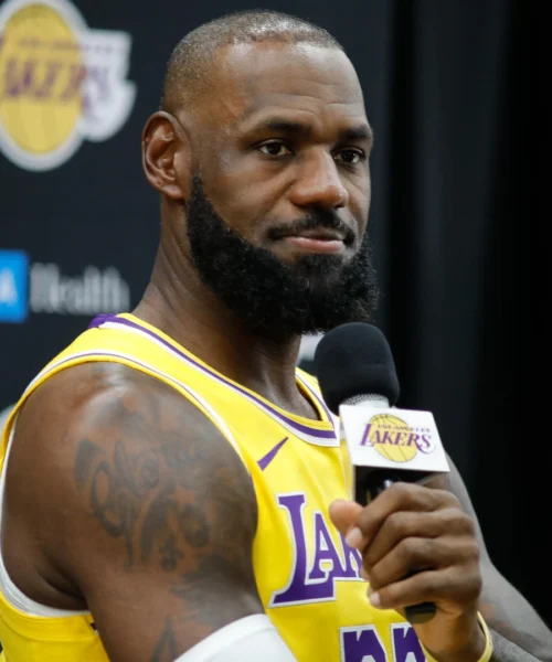 LeBron James si beve tutti i fan