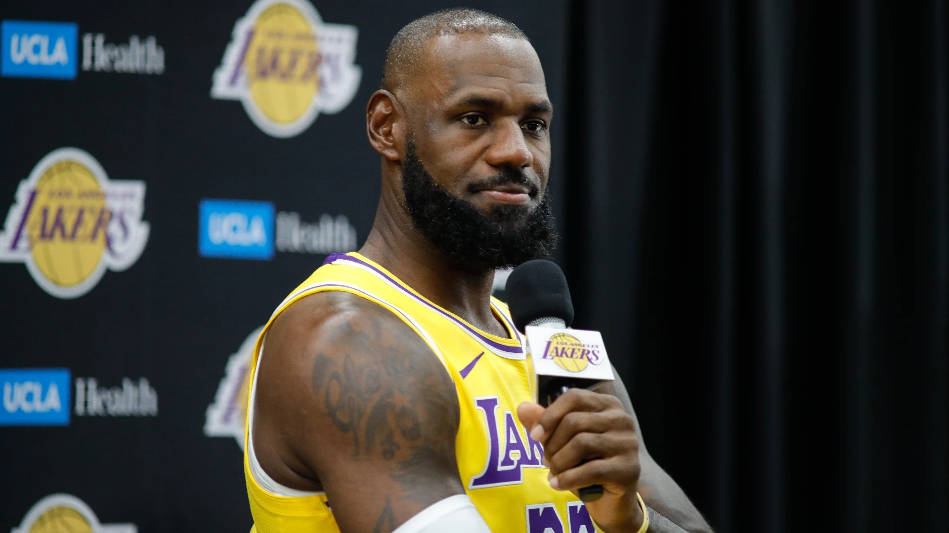 LeBron James si beve tutti i fan