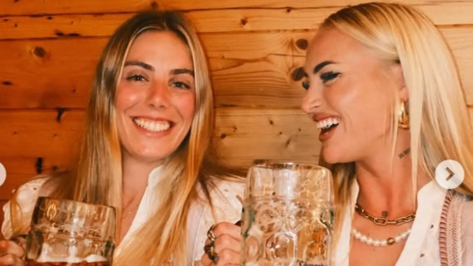 Alisha Lehmann ha condiviso su Instagram le foto della sua esperienza all'Oktoberfest