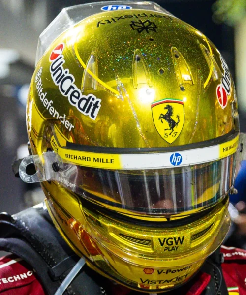 Ferrari, piove sul bagnato: penalizzato Lewis Hamilton