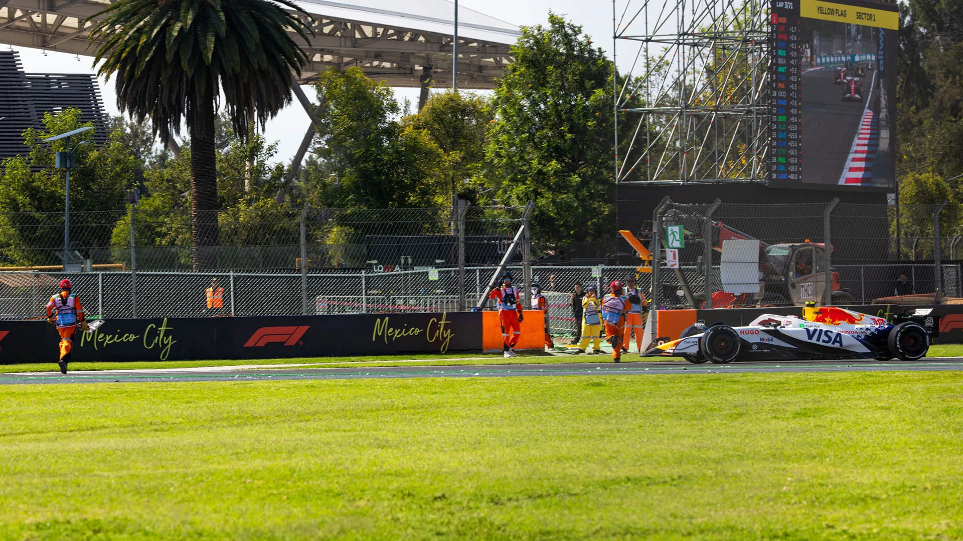 I due addetti erano in pista per rimuovere i detriti per il precedente incidente di Alex Albon