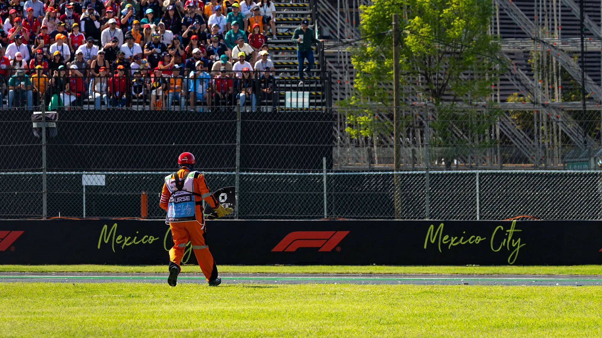 Il pilota del team Racing Bull ha rischiato di investire due commissari di gara
