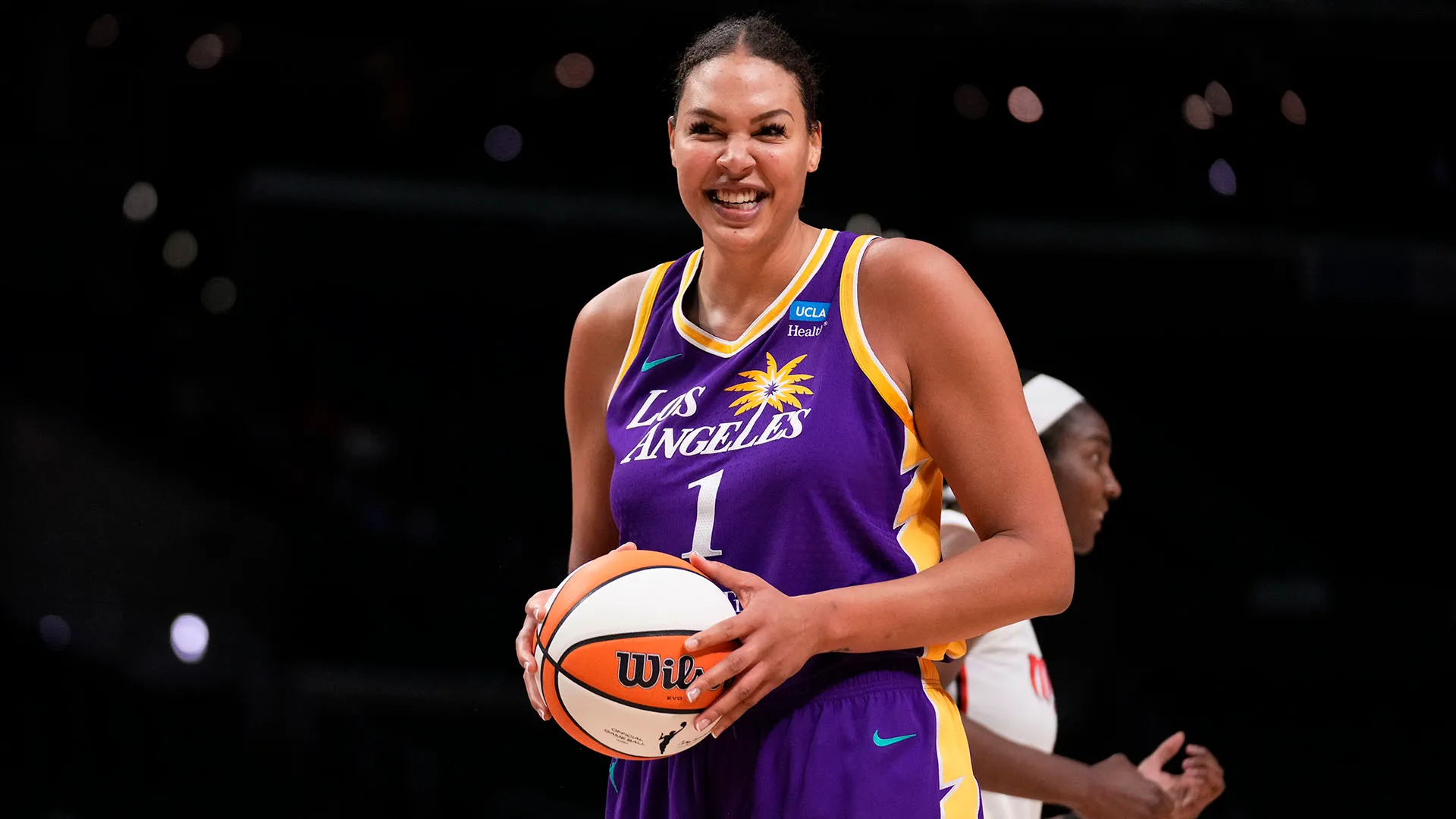 L'ex stella della WNBA Liz Cambage ha spiegato la sua scelta audace