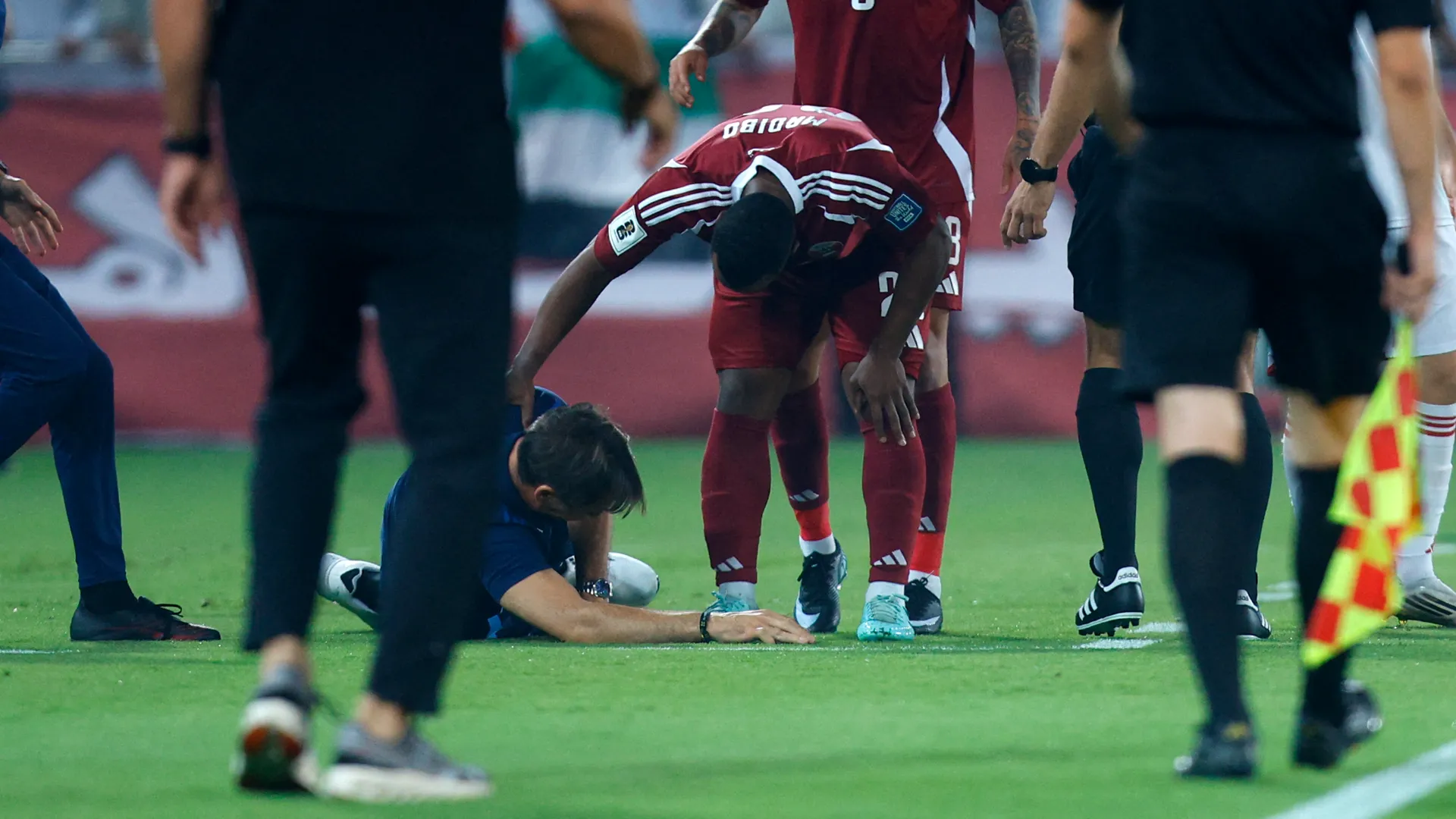 L'arbitro ha fermato il gioco per soccorrere l'allenatore